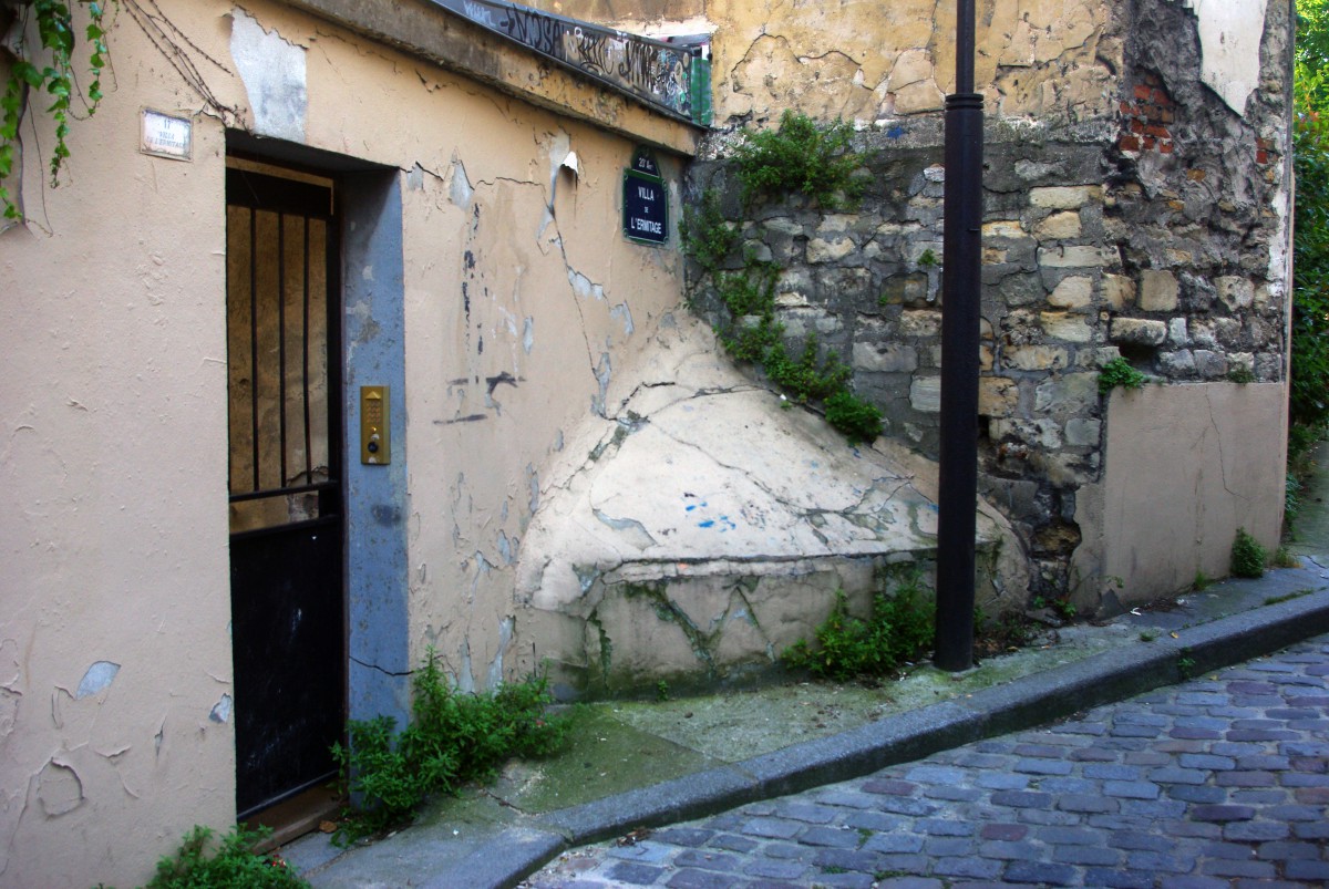 Alternative possible : remettre au goût du jour le concept d'empêche-pipi, ces systemes mis en place depuis au moins deux siècles dans des villes comme Paris pour que les indélicats soient dissuadés ou mouillés.