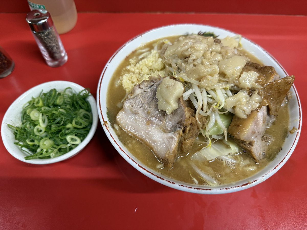 ラーメン二郎 京都店

来るの2回目。

乳化気味のスープは様々な旨味が溶け込んでおり酸味も感じる。
麺はやや細めで柔らかめ。

豚は神豚で厚く柔らかくてしっとりとしている。
京都店ならではの九条ネギのトッピングがザクザクとした歯応えで面白い。