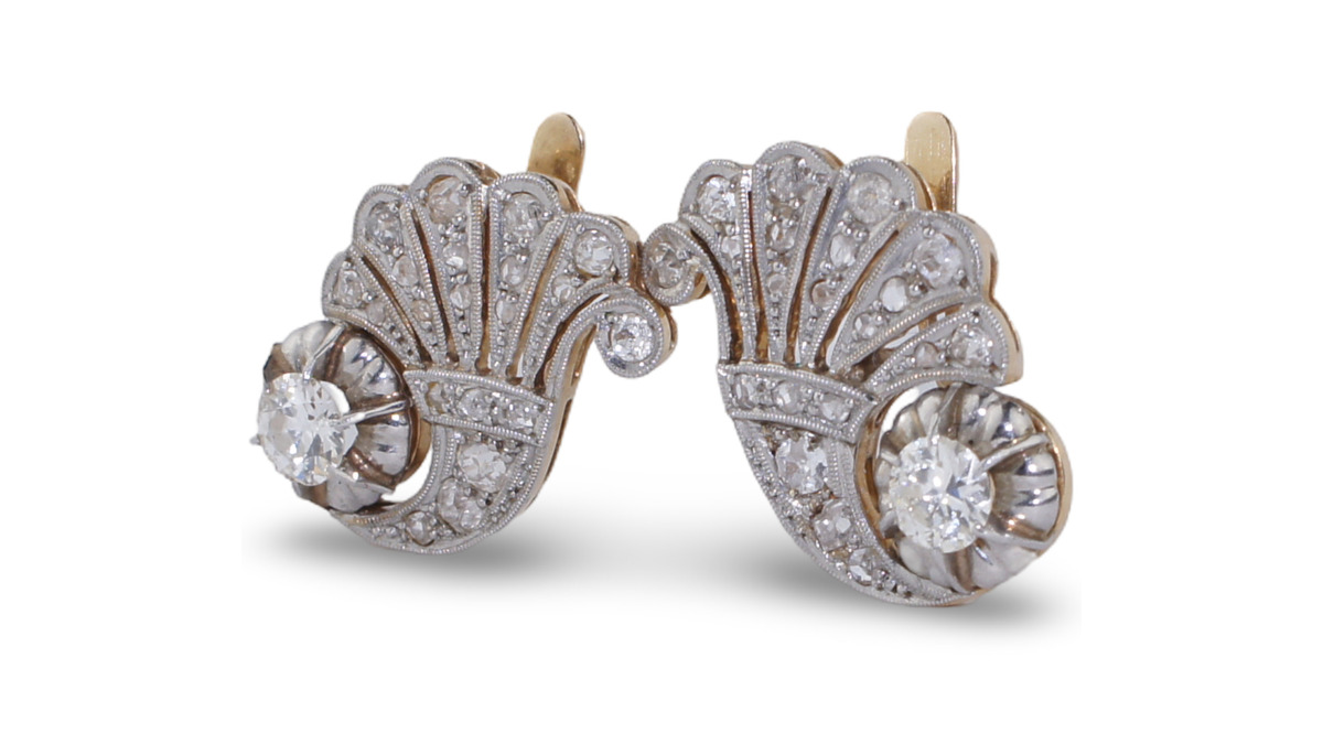 Numinsa's tweet photo. Pendientes vintage de la primera mitad del siglo XX en oro bicolor de 18 kt, con dos diamantes principales talla brillante con un peso total de 0,89 quilates acompañados por diamantes talla rosa

https://t.co/blUlfT2V1P

#numinsa #noviasdiferentes #weddingjewelry #pendientesnovia https://t.co/xiOZCIk6It