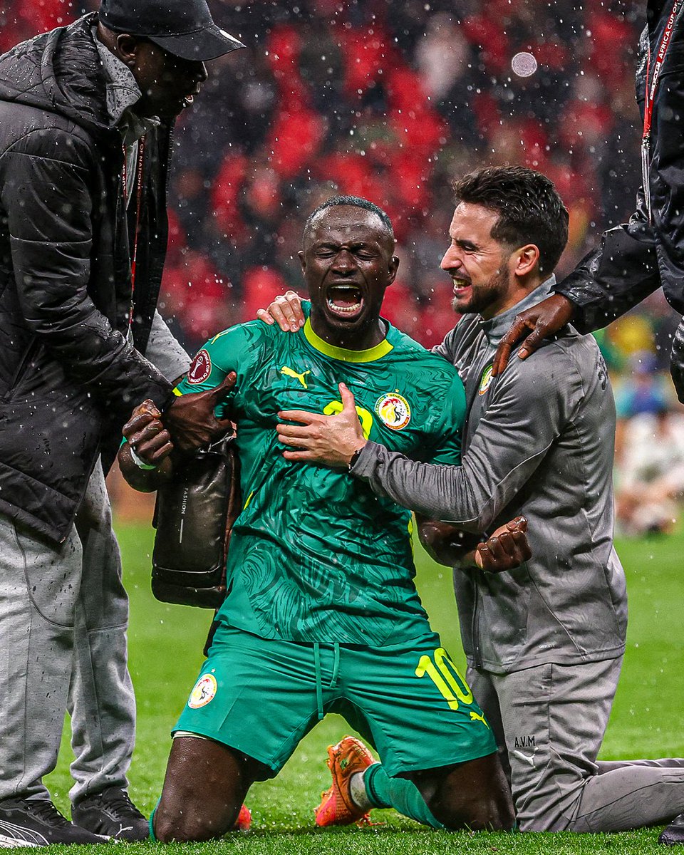 OneFootball's tweet photo. Look at what it means to bring glory to your country ✨🇸🇳 

Respect, Sadio Mané🫡 https://t.co/OUlbL96Hm6