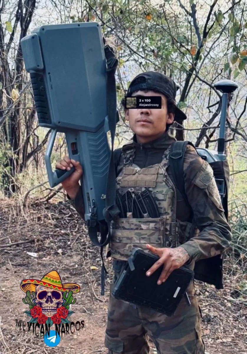 Nada mas CYBERPUNK que un sicario mexicano en la selva operando un bloqueador de señales de drones chino