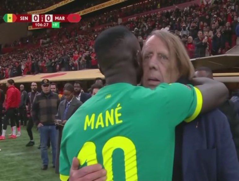 ndione_ada's tweet image. Claude Leroy: 

« Au moment où il était le seul sur le terrain, Sadio est venu me demander: que ferais-tu si tu étais à la place? » Je lui ai répondu: « j’aurais repris le jeu, on ne sait jamais ! » et puis il a rappelé ses coéquipiers ». 

Sadio Mané a jamais le meilleur😭.