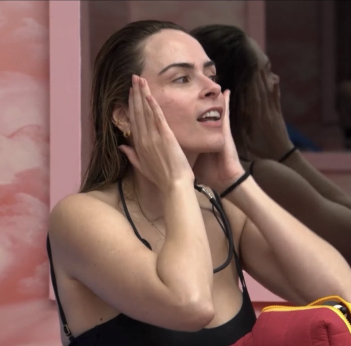 suavenanavie's tweet image. o que essa mulher passa na pele pelo amor de Deus