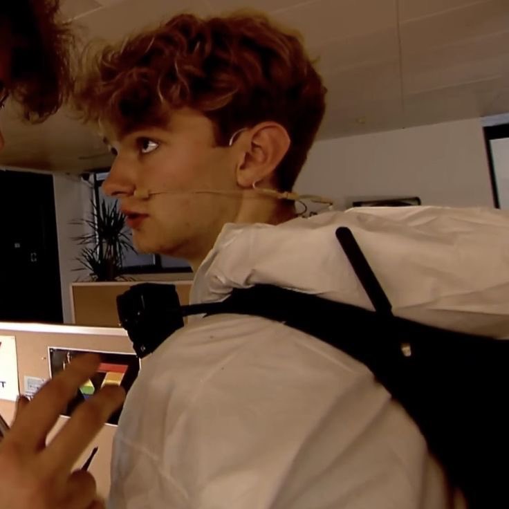 dextbur's tweet image. why was he looking up at wilbur like that PLEASE