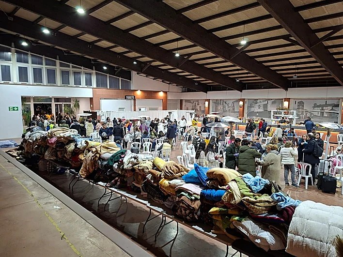 joseigs_'s tweet image. Los vecinos y vecinas de Adamuz volcados con los afectados del accidente. Colchones, agua, comida, viajes en coche. Dando todo lo que tienen. 

Luz en mitad del horror. Andalucía. 

El Pueblo Andaluz siempre saca lo mejor. 💚