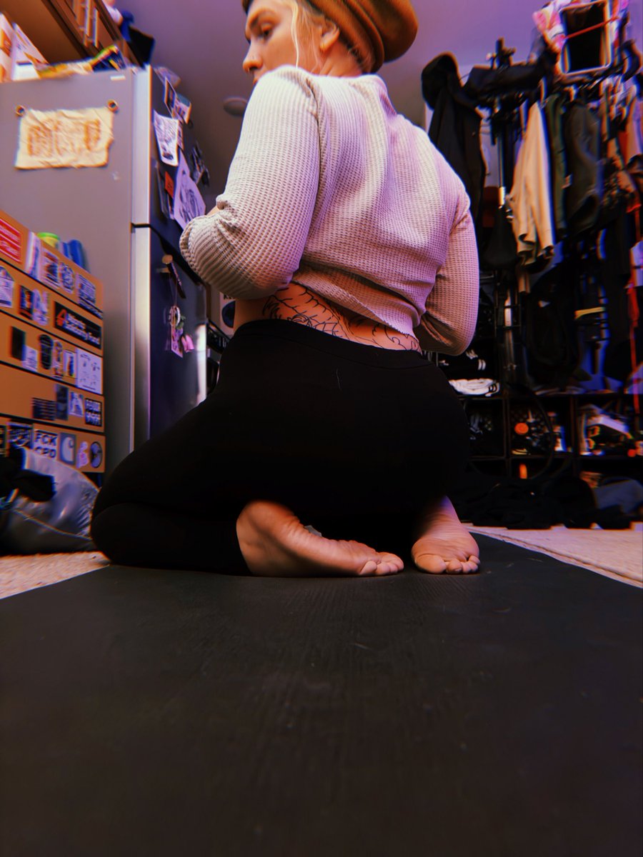 FayeDevore's tweet photo. Snow day vibes today. Someone needs to use their mouth to warm up my cute lil toes idk. https://t.co/gWNRGXie4k