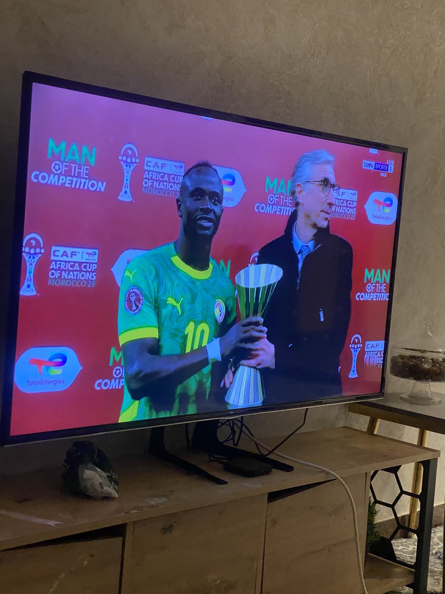 ساديو قائد حقيقي داخل الملعب استطاع اعادة الفريق للملعب مرة اخرى بعد اصرار المدرب على الانسحاب وجلب لهم البطوله. الف مبرووك لمنتخب السنغال.  

 #المغرب_السنغال