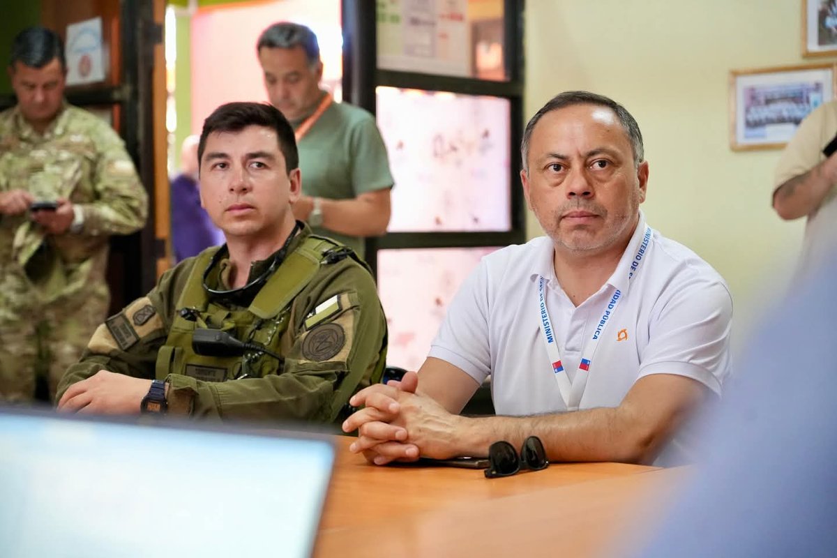 CarabNuble's tweet image. Carabineros participó en reunión de coordinación y actualización junto al Ministro @min_interior Álvaro Elizalde, y @subsedefensa, Ricardo Montero, en #Quillón donde autoridades revisaron acciones del Estado de Excepción. Por el momento no habrá toque de queda en #Ñuble.