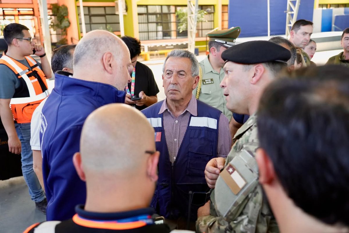 CarabNuble's tweet image. Carabineros participó en reunión de coordinación y actualización junto al Ministro @min_interior Álvaro Elizalde, y @subsedefensa, Ricardo Montero, en #Quillón donde autoridades revisaron acciones del Estado de Excepción. Por el momento no habrá toque de queda en #Ñuble.