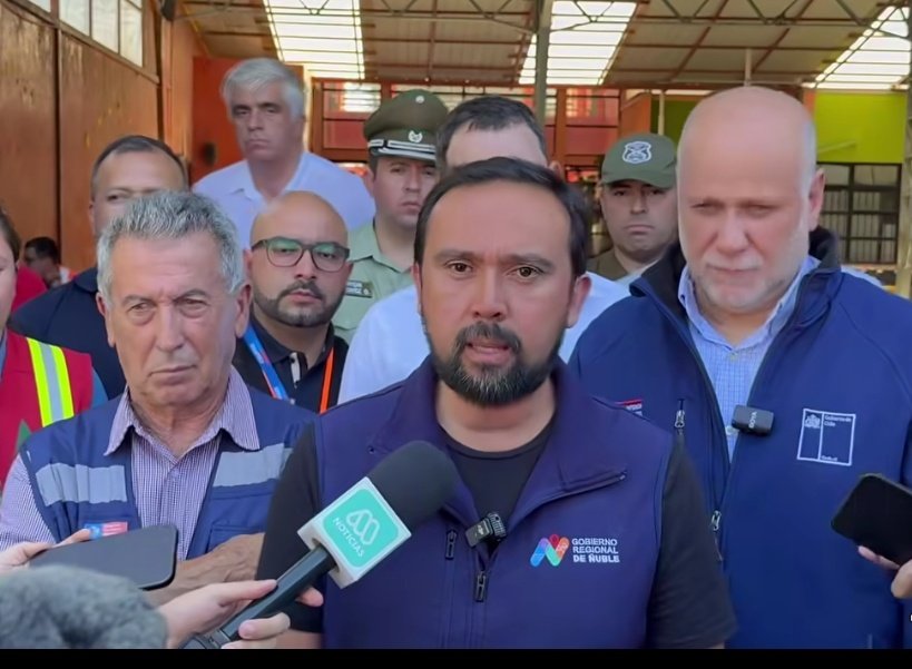 CarabNuble's tweet image. Carabineros participó en reunión de coordinación y actualización junto al Ministro @min_interior Álvaro Elizalde, y @subsedefensa, Ricardo Montero, en #Quillón donde autoridades revisaron acciones del Estado de Excepción. Por el momento no habrá toque de queda en #Ñuble.