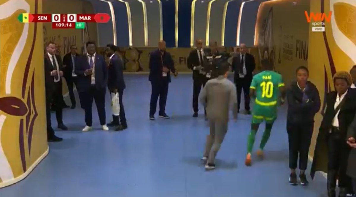 🚨 - حسب صحيفة الميل ركض ماني لغرف ملابس السنغال لم يكن لنداء اللاعبين ولكن للرد على مكاملة هاتفية من رئيس السنغال طلب منه عدم الانسحاب بأي شكل من الأشكال حتى لو هيخسروا وماني سأله عن السبب
رد وقاله لو انسحبنا هيعيدوا ماتش مصر والسنغال