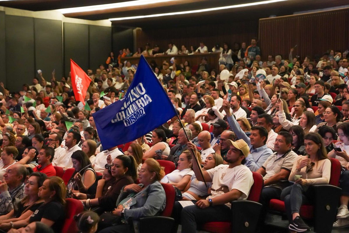 ¡Gracias infinitas, Manizales! Lo vivido hoy en el Teatro Los Fundadores fue sencillamente extraordinario. Ver cada asiento lleno es la muestra clara de un departamento que cree, que se une y que quiere futuro, no más división. 

Con Manuel Correa a la Cámara de Representantes y