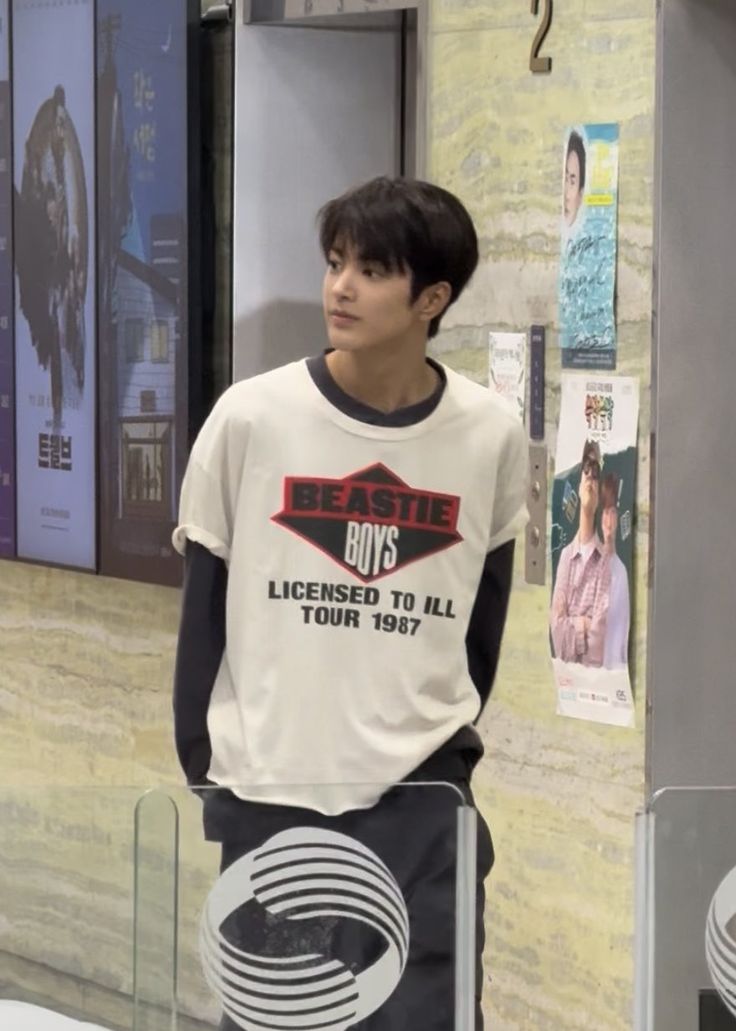 cortis_C00kie09's tweet image. Stop feeding him to AI, these real pics he actually went for Radio Show schedule🥲