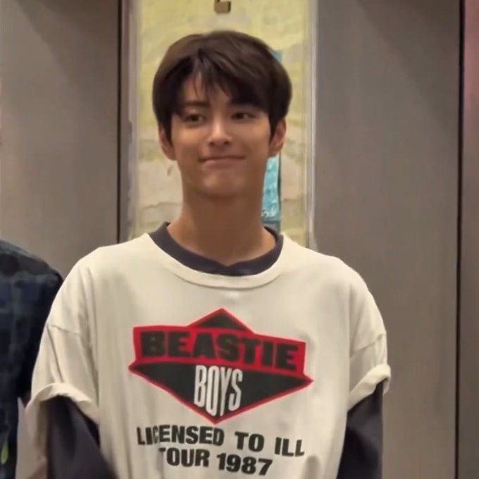 cortis_C00kie09's tweet image. Stop feeding him to AI, these real pics he actually went for Radio Show schedule🥲