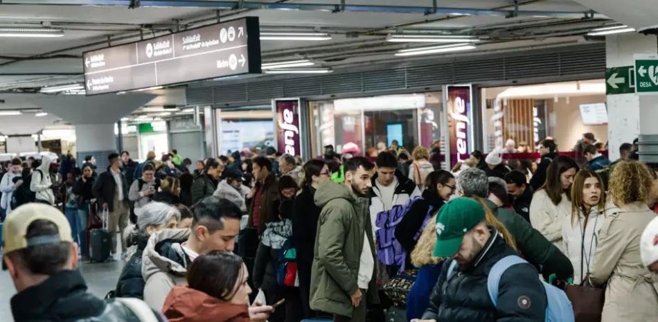 Suben a 10 los muertos y 25 heridos por el descarrilamiento de dos trenes en sur de España

El accidente se produjo cuando un tren de la empresa Iryo con dirección a #Madrid descarriló después de salir de Málaga (sur) e invadió la vía contigua, por la que circulaba otro convoy.