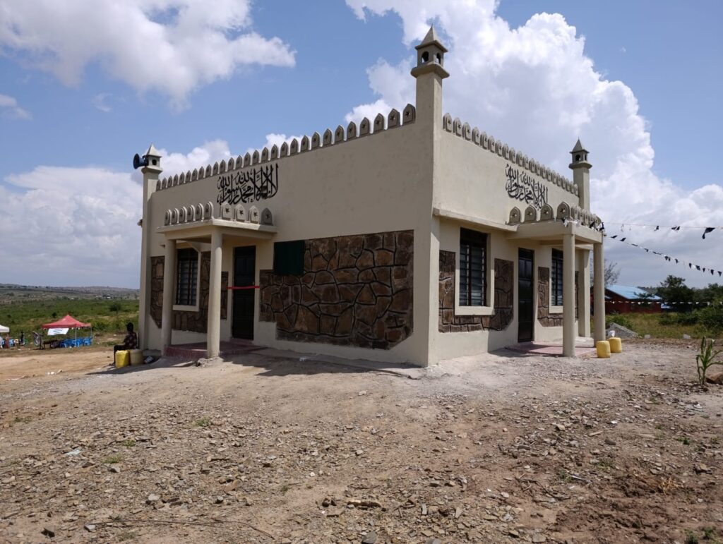 New Ahmadiyya Mosque in Kenya 🇰🇪. 

The beautiful house of worship was financed by an Ahmadi Muslim woman. 🕌

The local Sunni imam also attended the inauguration ceremony.