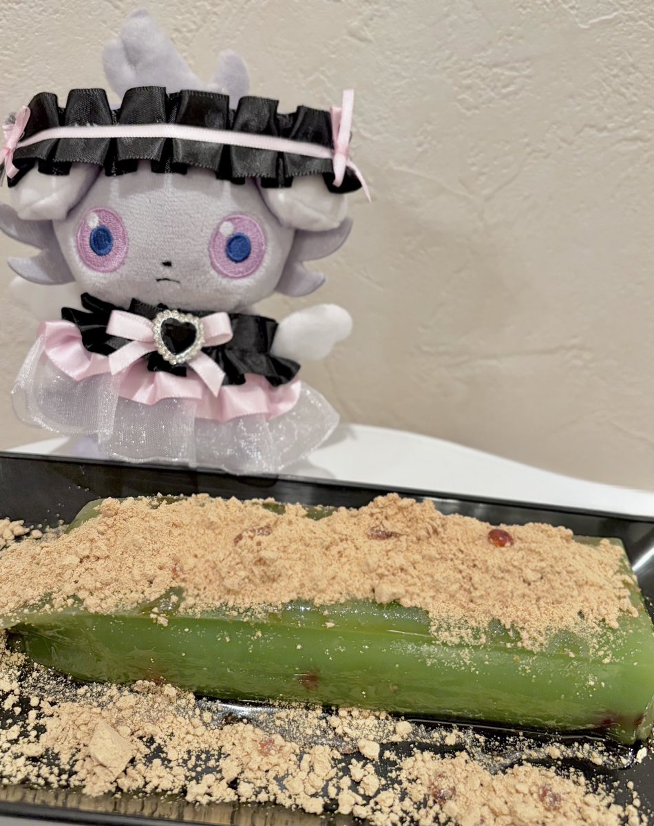 お土産でいただいた小豆入りの抹茶葛餅🍵 きなこと黒蜜たっぷりで