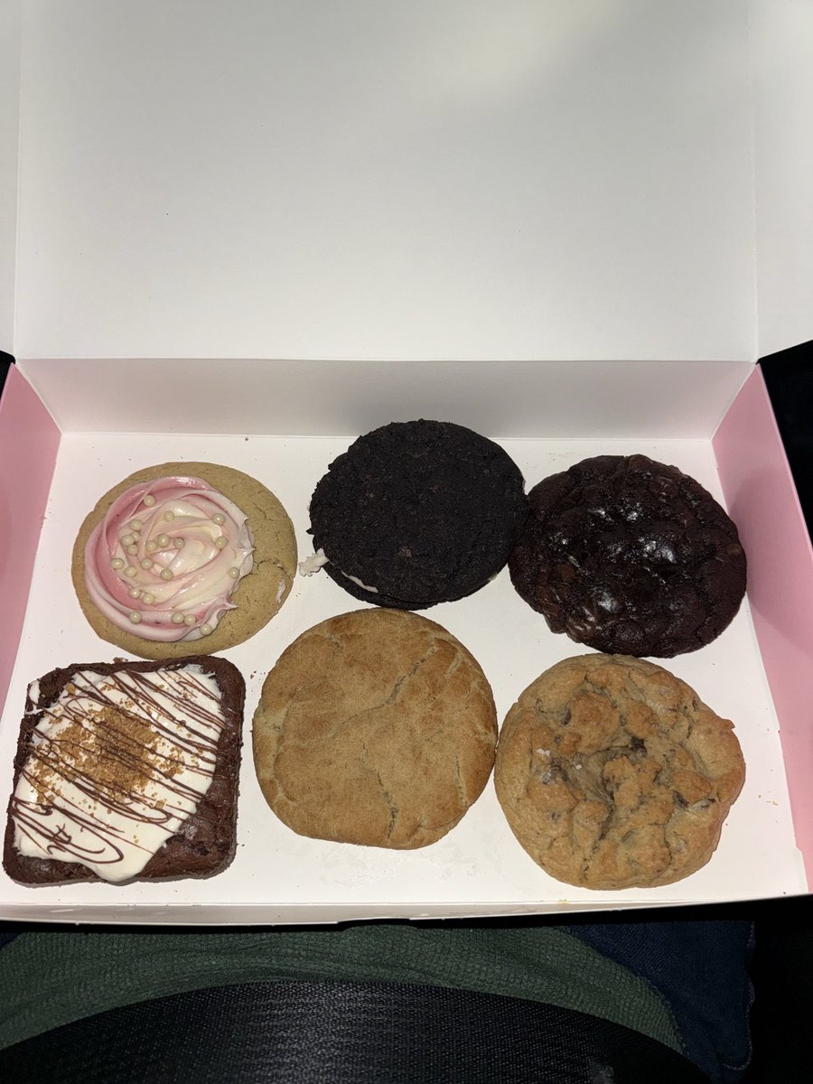 devinfl0's tweet image. Crumbl