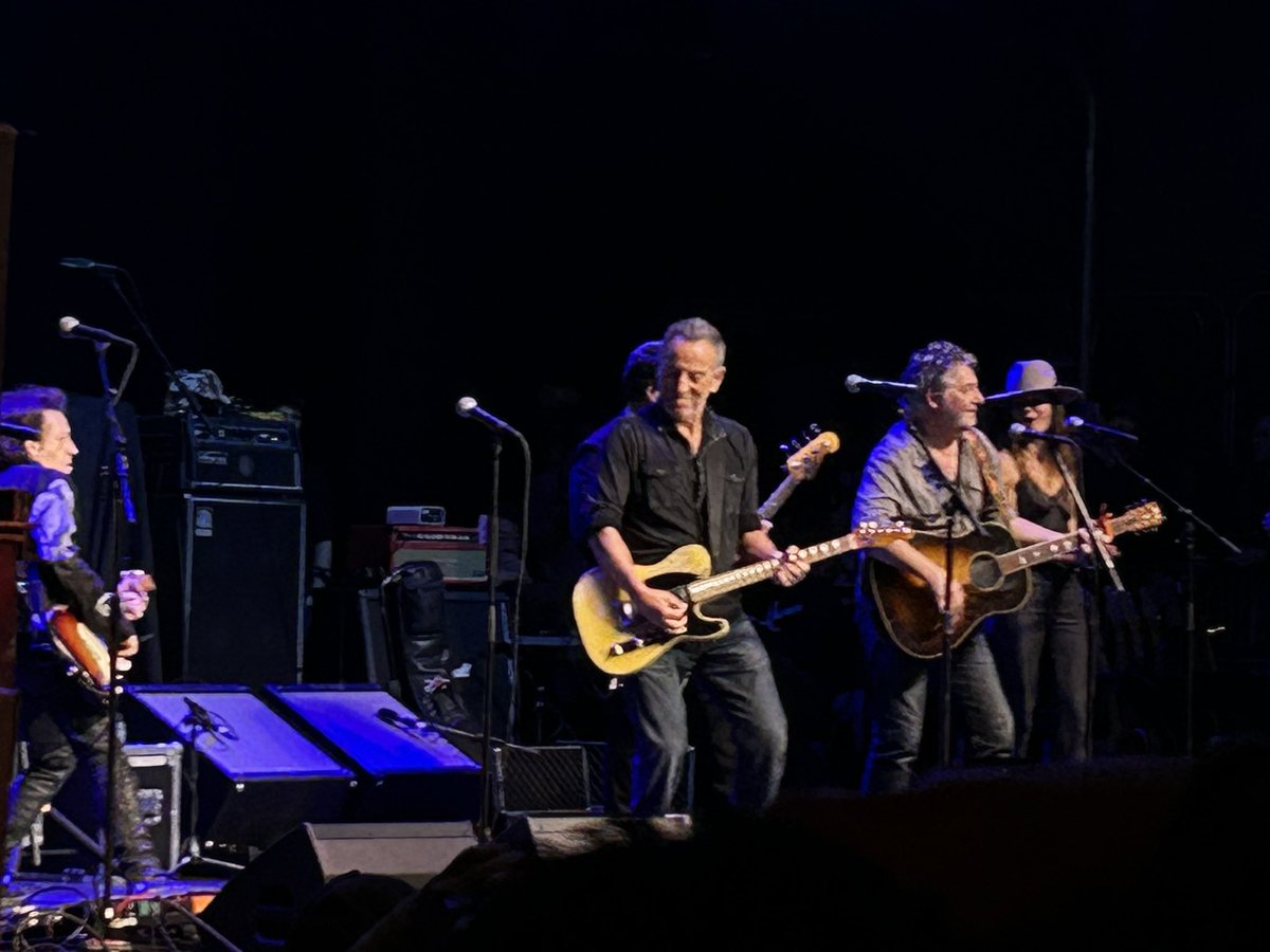 1071TheBoss tweet media