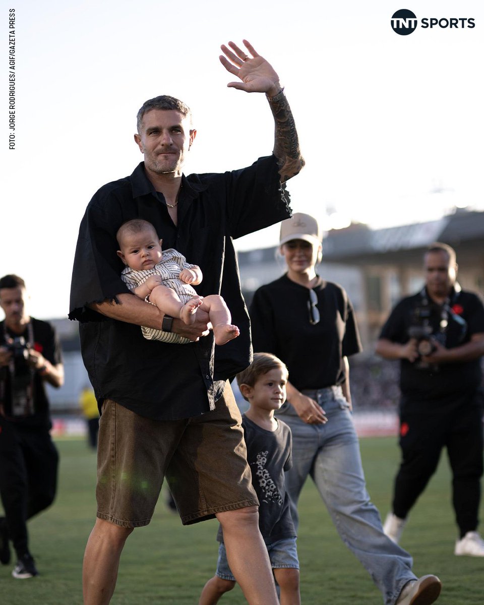 TNTSportsBR's tweet image. O PIRATA CHOROU NA HORA DO ADEUS AO VASCO! 💢😭

De saída, Vegetti se despediu dos torcedores antes do jogo contra o Nova Iguaçu pelo #CampeonatoCarioca.

#FutebolBrasileiro