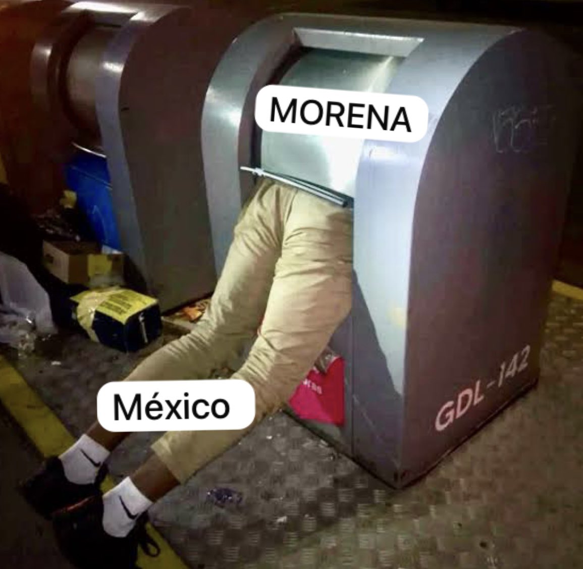 Estoy de acuerdo en que el vato que se metió al bote de basura hizo una muy buena representación de la situación actual del país.