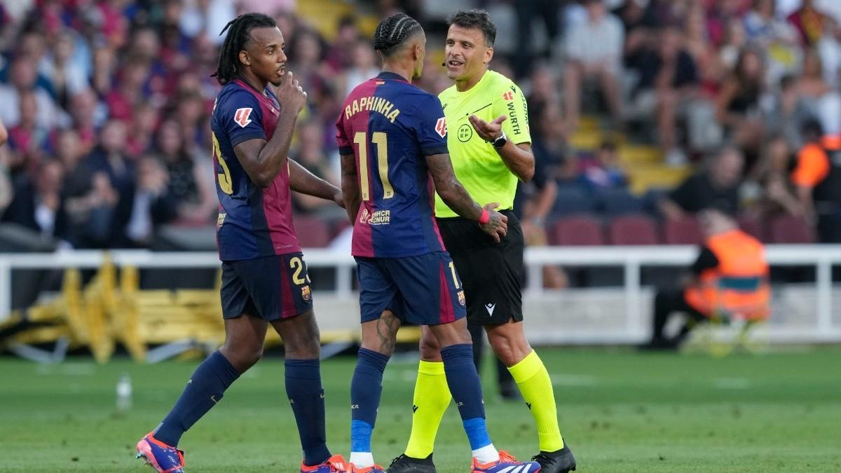 #DATO Gil Manzano es el árbitro con el que más derrotas tiene el <a href="/FCBarcelona/">FC Barcelona</a> en el S.XXI en Primera División (8 en 35 partidos).

49 partidos arbitrados por Gil Manzano al Madrid > 3 derrotas (6%)

35 partidos arbitrados por Gil Manzano al Barcelona > 8 derrotas (23%)