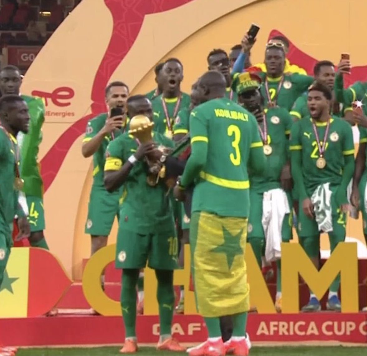 Koulibaly refused to lift the AFCON Trophy, he gave it to Sadio Mané to lift as it is his final AFCON tournament. 

👏❤️🇸🇳