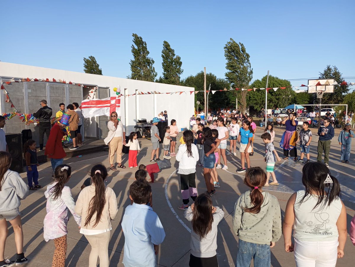 Con importante convocatoria se desarrolla en la Plaza Conde “La Fiesta del Robot”, actividad recreativa y solidaria con juegos, baile, música, golosinas y la presencia del robot de luces led. El evento es organizado por la coordinacion de la Plaza Conde y la Intendencia.