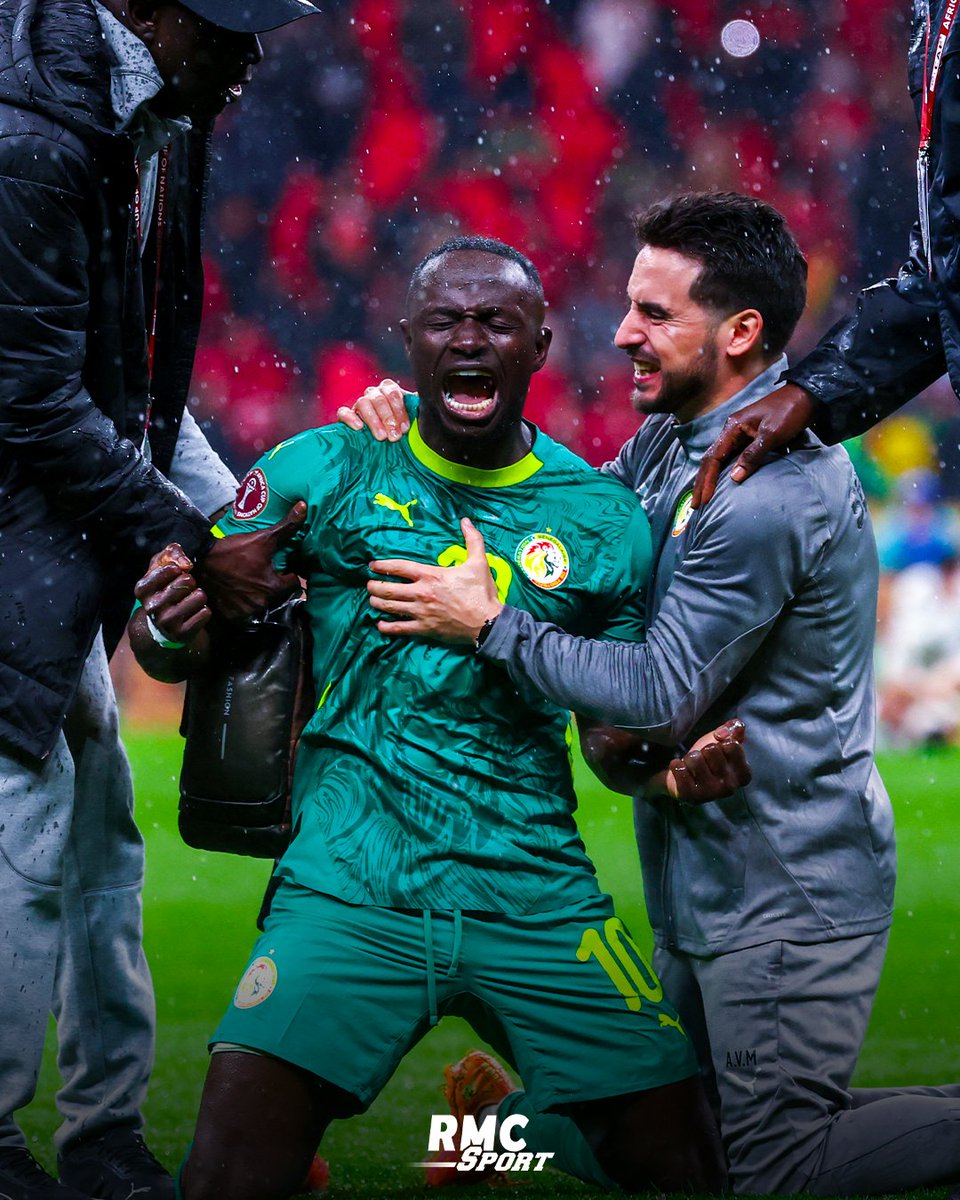 Cette photo complètement magnifique de Sadio Mané au coup de sifflet final. Héros éternel du Sénégal. Meilleur joueur du tournoi. Légende 🌟🌟🇸🇳