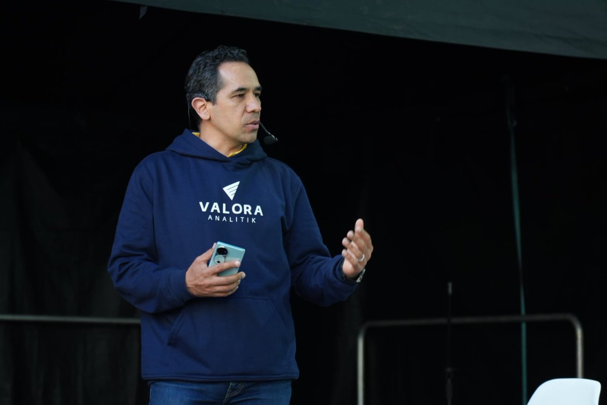 ValoraAnalitik's tweet photo. 🎙️Valora Analitik presente en el segundo día de #Moneycon
Uno de los paneles de cierre de este festival de finanzas fue: “La deuda histórica: el costo de no enseñar la educación financiera en Latinoamérica”.
Influencers y expertos destacaron las ventajas de que más colombianos aprendan sobre inversiones para su día a día.
@MPFinanzas @nicolasrabril @ToroDeArena @ARENAALFA @diariodbanquero @Academiadeexito