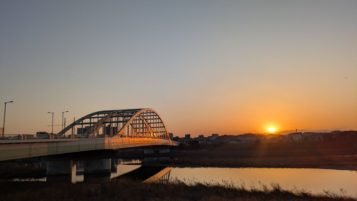 Takutorelove's tweet photo. 2026/1/18
#夕方ラン 10km
#Riefit
ランニングコースのこの夕焼けポイントが好きで。うっすらと富士山も見えた。よき。 https://t.co/vaQFaTxOqi