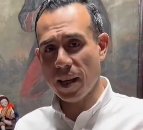 No solo grabaron a la rápida con un celular, sino sin iluminación básica: solo tiene un foco prendido arriba.  

La iluminación cenital tiene varias desventajas. La más evidente es que crea ojeras y resalta expresión preocupación/cansancio. La oscuridad de la mirada resultante