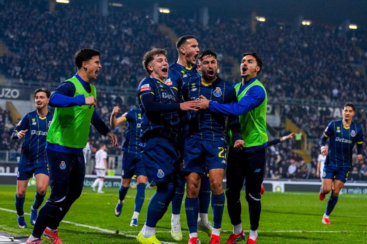 FCPorto's tweet image. Uma vitória com 𝑚𝑢𝑐𝘩𝑜 𝑡𝑟𝑎𝑏𝑎𝑗𝑜 💙💪

#SeguimosJuntos