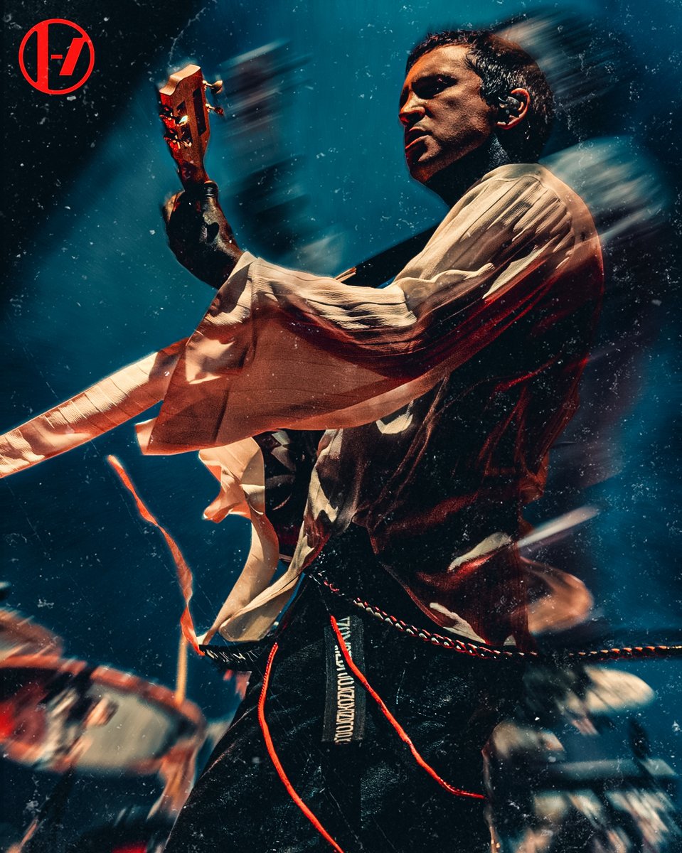 _thelonebandito's tweet image. i wanted to fly.
#twentyonepilots #cliqueart