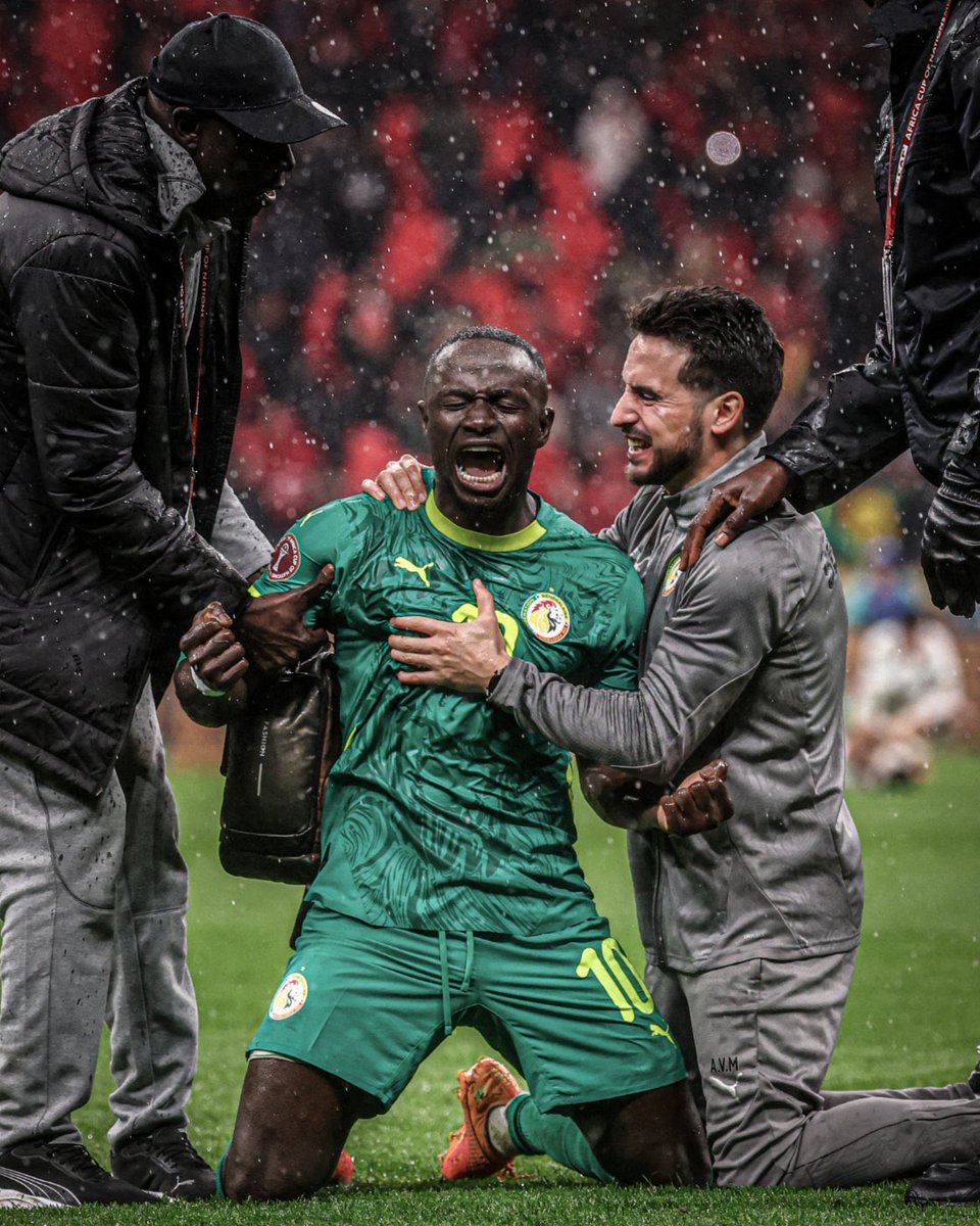 autruicomoi's tweet image. « J’ai demandé à Claude (Le Roy), il m’a dit qu’il faut rester. J’ai aussi demandé à Mamadou Niang. Il m’a aussi dit de rester. El Haj Diouf m’a aussi dit, il faut jouer. J’ai alors demandé à tout le monde de revenir » Sadio Mané, messieurs dames ♥️⭐️⭐️♥️