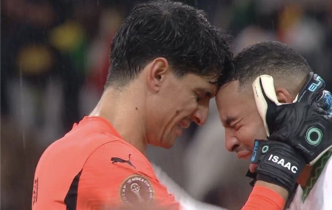 #ساديو_ماني في حلقك يابونو اجل تبي تفرح وساديو لا ؟ 
هناك بكايه وهناك رجل