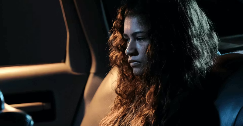 WINNDERcom's tweet photo. El primer tráiler de la temporada 3 de Euphoria deja claro que la serie entra en su etapa más oscura y peligrosa.

En el blog de 𝗪𝗜𝗡𝗡𝗗𝗘𝗥  analizamos todo lo que muestra el tráiler: la nueva vida de Rue y los cambios en los personajes 👇