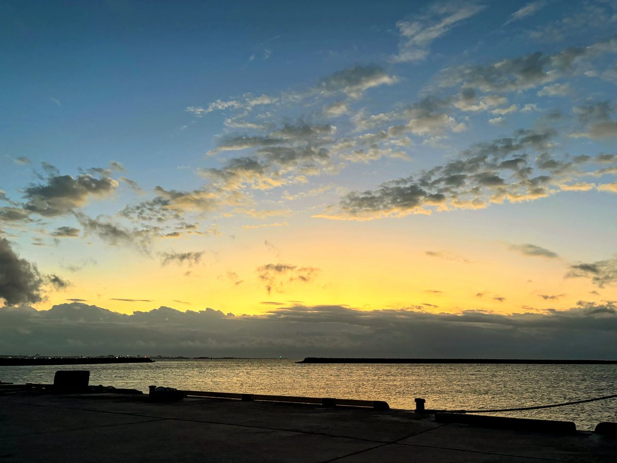 日の出 今朝の日の出は7時29分🌅 竹富島のターミナルから 石垣島の明かりが
