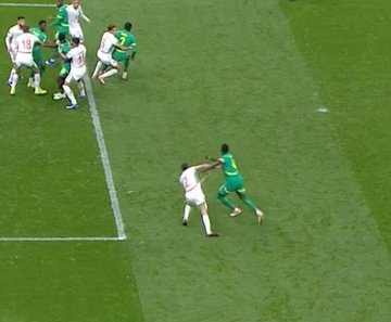 manucho_a's tweet photo. No vAR here or even a replaybut Morocco got a penalty. Senagal hot the most deserved cup of all time thanks to Mendy who stoped Ibrahim Diaz penalty shot https://t.co/O0WZHWFf5d