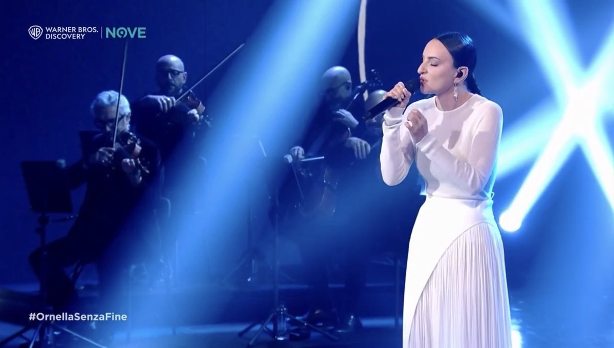 Pulita, asciutta, luminosa, essenziale, eterna.
Che cosa meravigliosa. Fantastica <a href="/ARISA_OFFICIAL/">ARISA</a> 
#CTCF #OrnellaSenzaFine