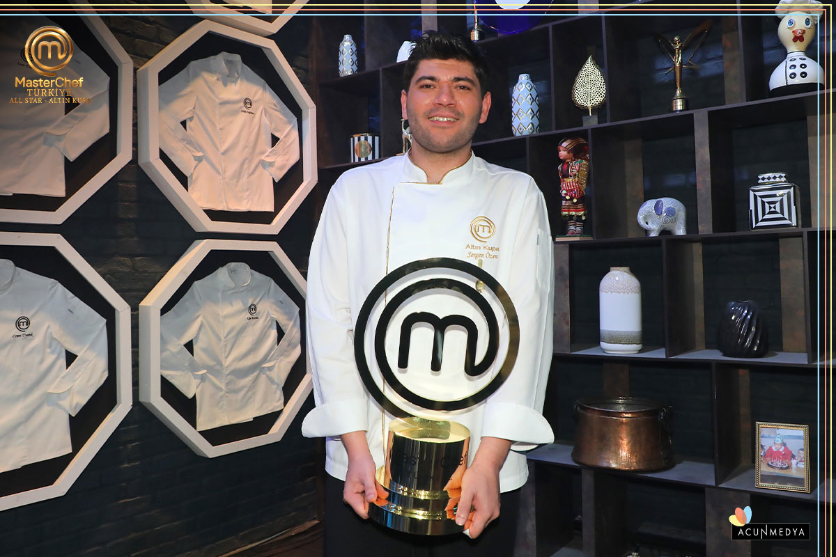 acunmedya's tweet photo. MasterChef Türkiye All Star Altın Kupa'nın şampiyonu Sergen oldu. 🏆 #MasterChefTürkiye #AllStar #AltınKupa #MasterChef #ACUNMEDYA #TV8 @chefyalcinkaya @Danilo_Zanna @SomerSivrioglu https://t.co/9gMlQvJVDS