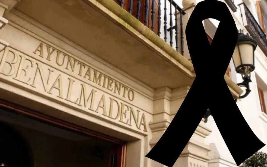 BenalmadenaAyto's tweet photo. El Ayuntamiento convoca un minuto de silencio este lunes a las 10:00 horas a las puertas del Consistorio en memoria de las víctimas del grave accidente ferroviario ocurrido en la provincia de Córdoba, como muestra de respeto, solidaridad y apoyo a sus familias y seres queridos. https://t.co/uHtrNHHMl3