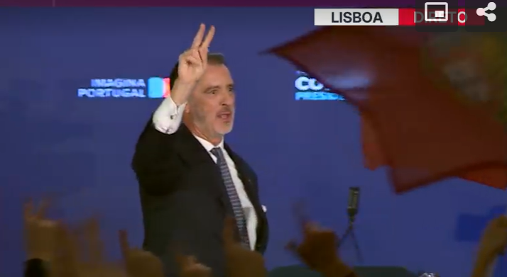 PoliticoVoto's tweet photo. Cotrim: "Não tenciono endossar o voto a qualquer um dos candidatos. Os eleitores poderão fazer livremente outra vez na segunda volta" #Presidenciais2026 

"Péssima escolha para os portugueses entre Seguro e Ventura na segunda volta." 

Cotrim culpa o primeiro-ministro por não o ter apoiado: "Erro estratégico da liderança do PSD. Montenegro não pôs o interesse do país em cima do interesse do seu próprio partido. Não esteve à altura do lugar de Francisco Sá Carneiro."