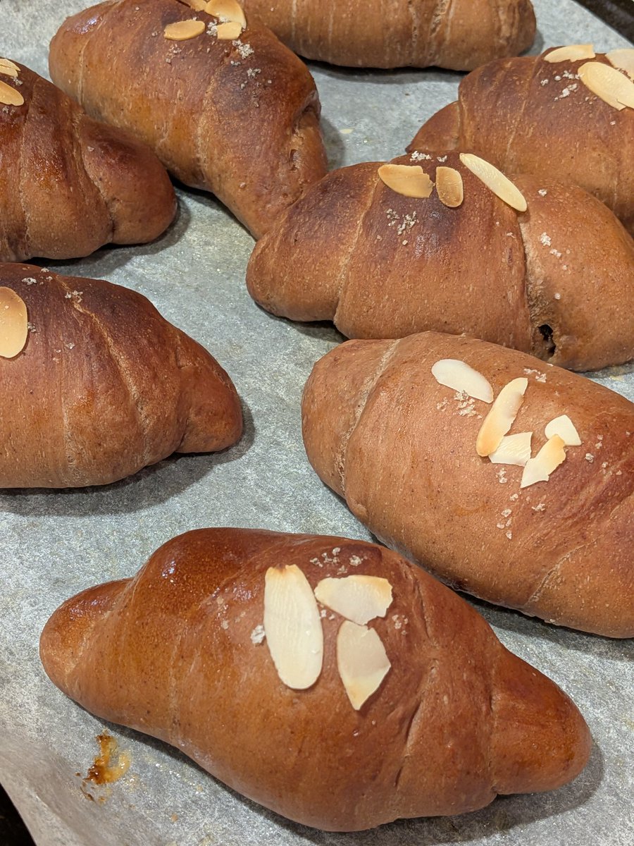 今日も今日とてパン作り💕

おはよう、チョコ塩パン
ぶどうパン。

この数日感じたこと。
元気がないとパンは、捏ねれません〜💦

美味しいパンを作るならなおさらです。

パンの魔法にかかったら
元気にも笑顔にもなります💕💕

今日からパンと一緒に
さすらって来まーす😁