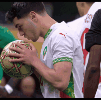 Ciremba's tweet photo. @ActuFootMaroc Premiere fois que quelqu'un donne un penalty en embrassant le ballon avant de tirer, supplément panenka pour chier sur Mendy. Faut arreter les conneries. https://t.co/G2IU28KGwo