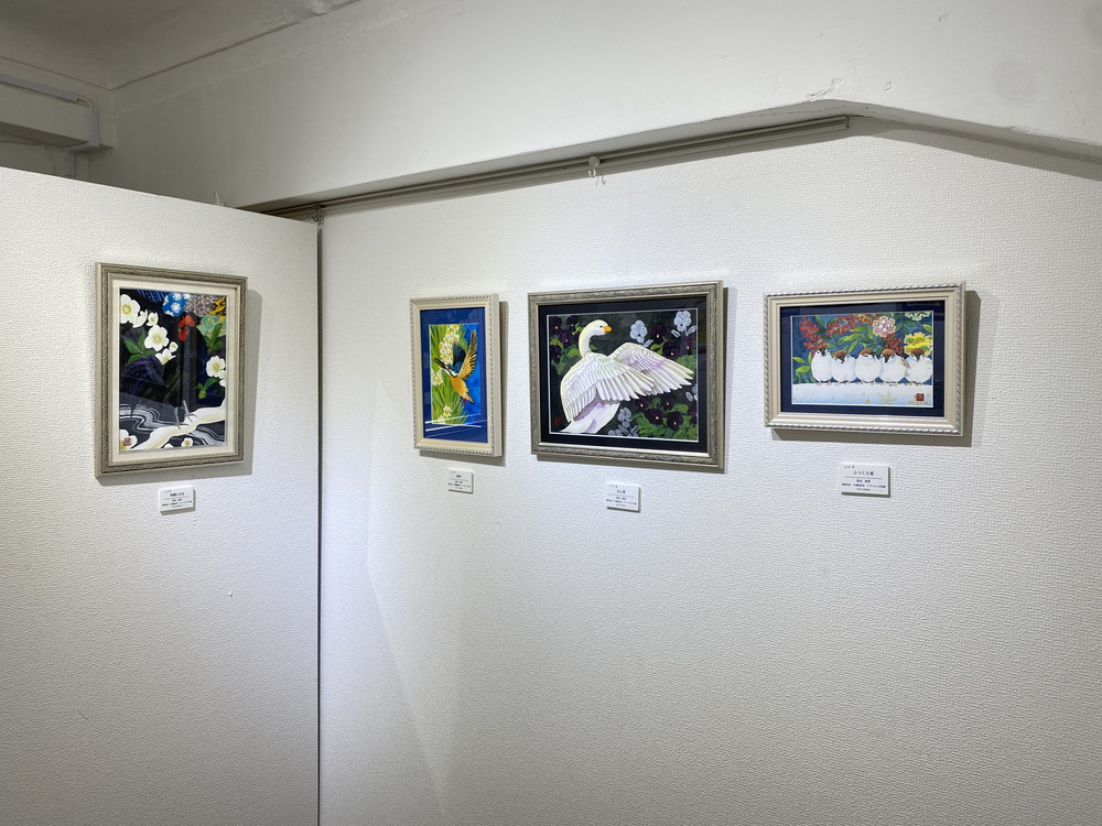 銀座中央ギャラリー第2では「菊池麻美個展〜彩り〜」本日から開催です。

本展は透明水彩や不透明水彩で愛猫リベルや日本の野鳥や鶏、四季折々の花を描いた作品。日本画や着物のいいところを切り取ったような絵を目指しているとのこと。 

開催期間
会期：2026年1月19日(月)～1月24日(土)