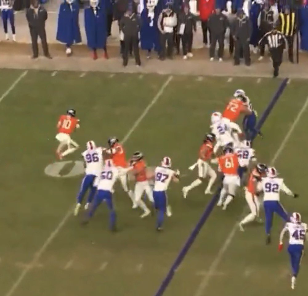 sandropacheco71's tweet image. #DenverBroncos quarterback #BoNix will miss the remainder of the #Postseason after sustaining a broken bone in his ankle during Saturday January 17, 2026’s #DivisionalRound win over the #BuffaloBills. #Nix suffered the #Injury near the end of overtime on the second-to-last play.