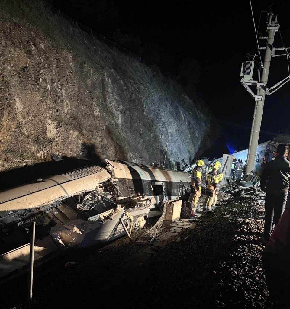 Recemos por las víctimas, heridos y sus familias ante este terrible accidente ferroviario. Que Dios les dé consuelo en estos momentos y fuerzas a los equipos de rescate y atención sanitaria. 🙏🏻✝️
