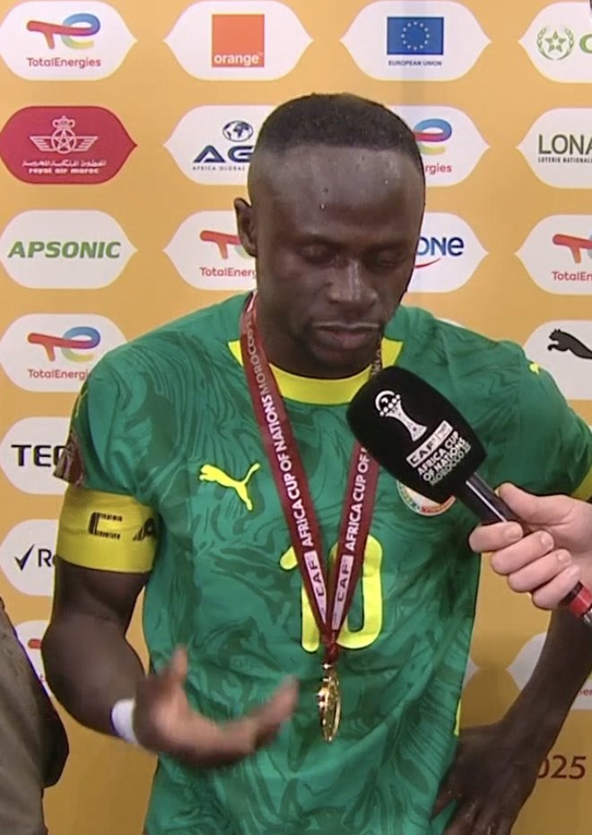 TouchlineX's tweet image. • Why did you refuse to go inside like your teammates?

🚨🗣️ 𝗡𝗘𝗪: Mané: "Because the referee can make a mistake, it's not fair to judge him. And most importantly, I did it for the people in the whole world, they wanted to watch the game."
