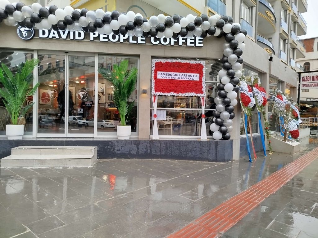Amca oğlu Hasan Doğu’nun DAVID PEOPLE CAFFEE adıyla hizmete açtığı kafenin açılış programına katılım sağladık.
Modern konsepti ve sıcak atmosferiyle şehrimize yeni bir sosyal yaşam alanı kazandıran bu güzel işletmenin hayırlı olmasını diliyoruz. Hasan Doğu’ya ve emeği geçen